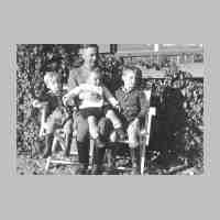 011-0215 Schloesschen-Cremitten im Oktober 1939. Oskar von Frantzius auf Fronturlaub mit seinen drei Erben.jpg